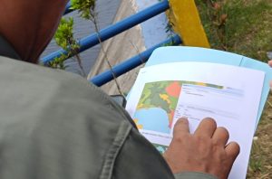 Keterangan foto: Tim DLHK Babel meninjau lokasi rawa gambut dijamah perkebunan sawit di Trans Rias dekat bendungan Metukul. Kredit foto: aksaranewsroom.id.